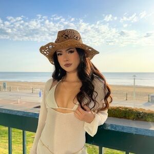 Meet your Posher, Elexus